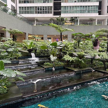 Modern Bauhaus Studio At Regalia Klcc Infinity Pool 쿠알라룸푸르 외부 사진